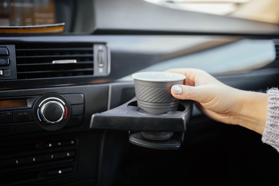 https://parklio.com/assets/img/blog/100035/cup-holder-in-the-car_1669816061375.jpg