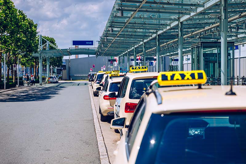 Plazas de estacionamiento exclusivas para taxis y autobuses de enlace