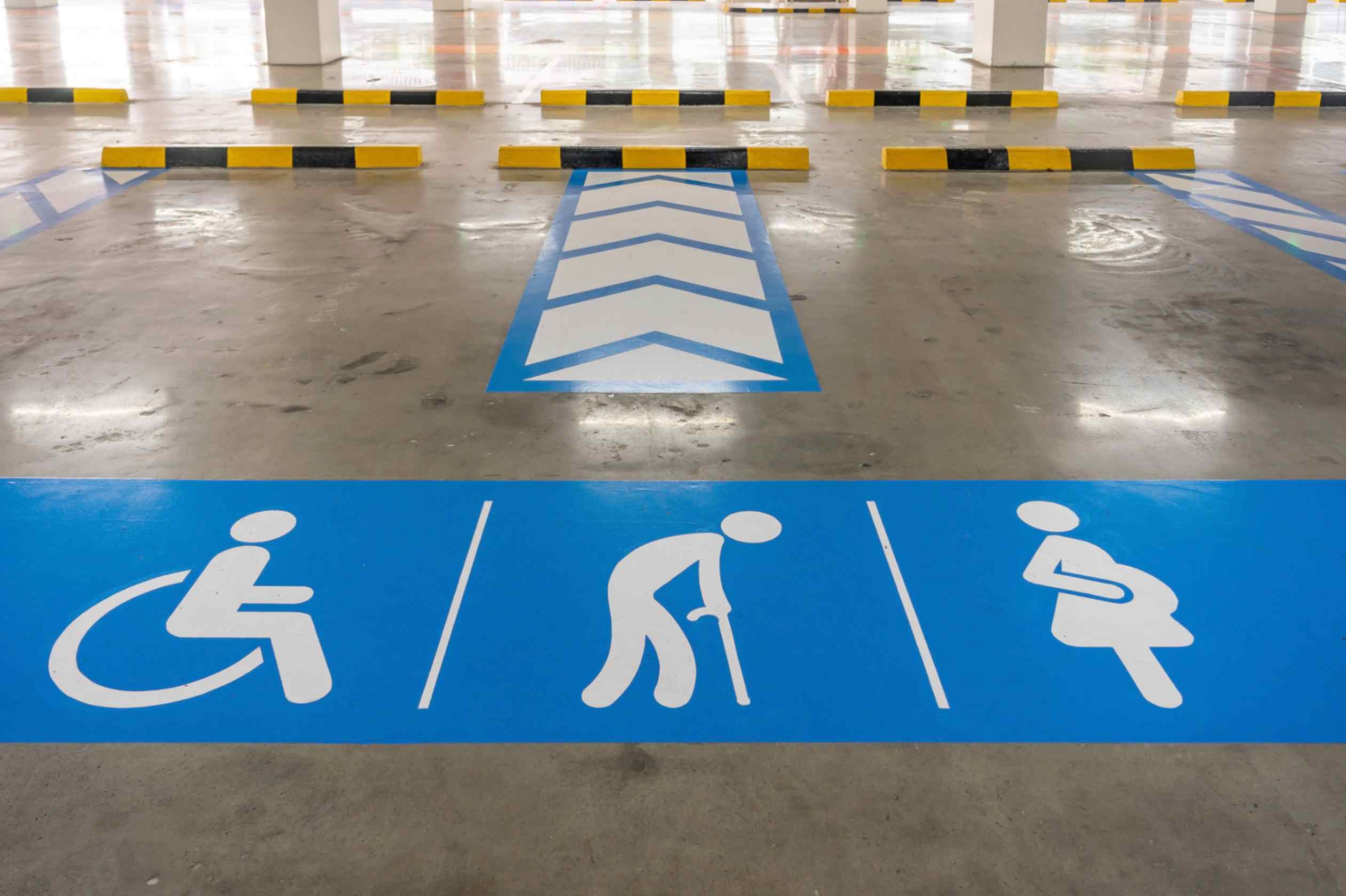 Estacionamiento no autorizado en lugares de aparcamiento dedicadas a personas con discapacidad
